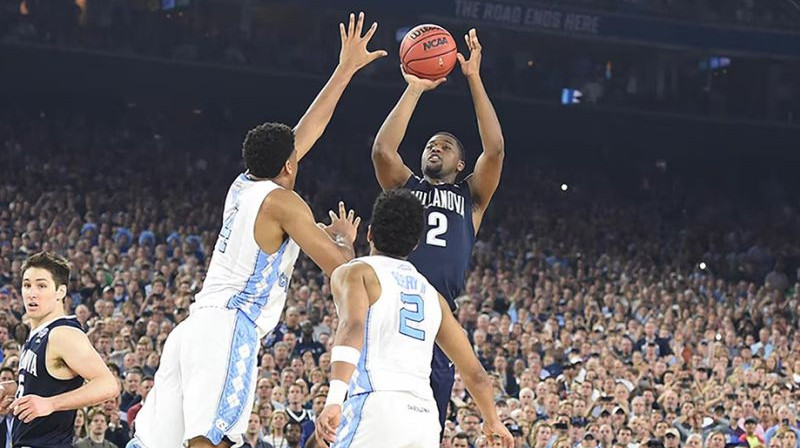 Krisa Dženkinsa uzvaru nesošā metiena brīdis 2016. gada NCAA finālā. Foto: Ncaa.com