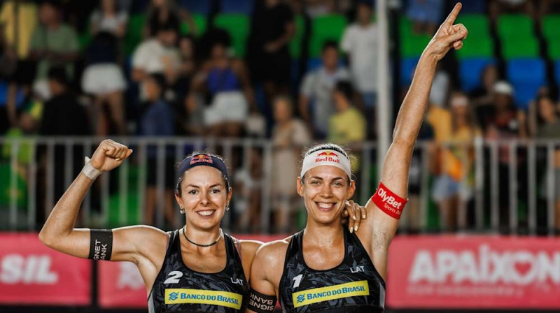Anastasija Samoilova un Tīna Graudiņa. Foto: volleyballworld.com