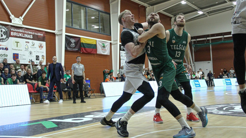 Sandis Buškevics laukuma malā nolūkojas Telšu un Vilkavišķu komandu cīņā. Foto: Paula Kanapskytė/Perlas Vilkaviškis