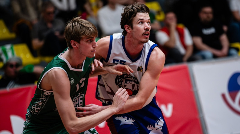 Andrejs Bikovs cīņā ar Mārci Saulīti. Foto: Raimonds Subatovičs