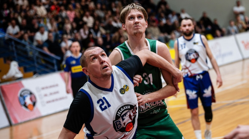 Edgars Krūmiņš un Rodrigo Jugans cīņā zem groza. Foto: Raimonds Subatovičs