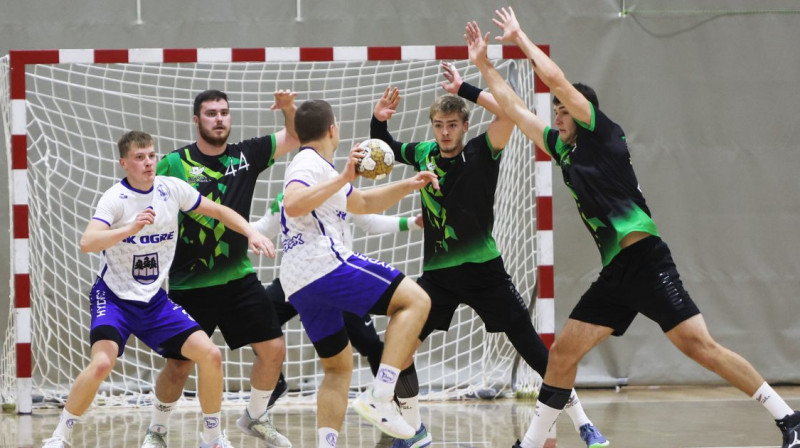 Moments no spēles starp komandām "ONSC/HK Ogre" un "Salaspils SS". Foto: Latvijas Handbola federācija