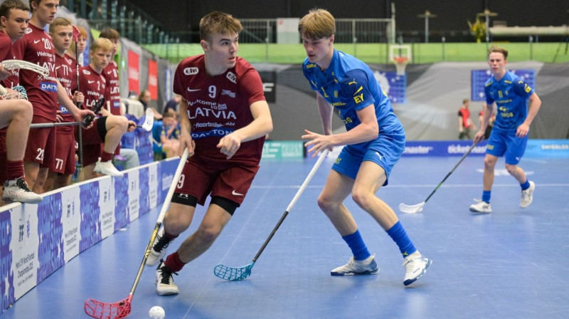 Ar bumbiņu Latvijas izlases rezultatīvākais spēlētajs Gustavs Marks Zariņš. Foto: Markuss Aišimans/IFF