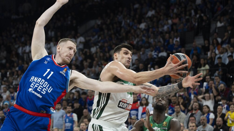 Rolands Šmits pret Dinosu Mitoglu. Foto: EPA/Scanpix