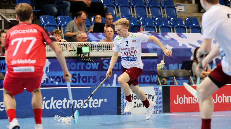 Ar bumbiņu Adrians Spunde. Foto: Marions Rachlingers & Fabians Treess/IFF