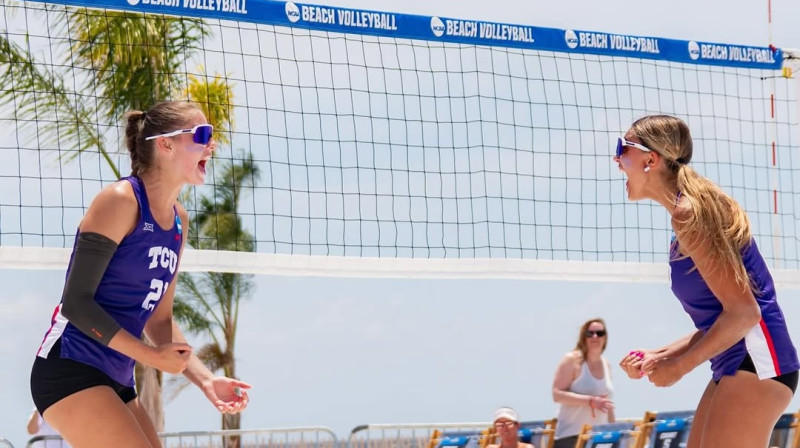 Deniela Konstantinova un Steisija Rīvsa. Foto: TCU Beach Volleyball
