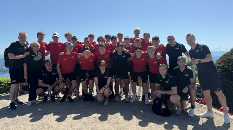 Latvijas junirou izlase Šveicē. Foto: Latvijas Florbola savienība
