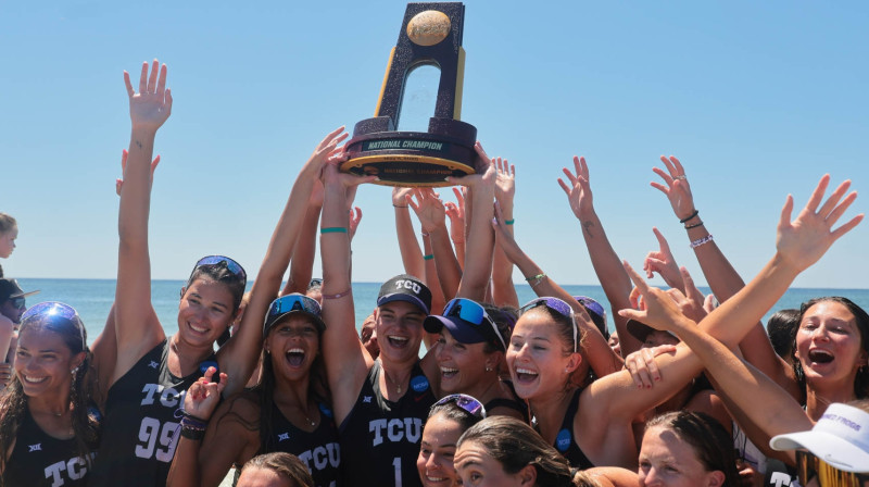 TCU pludmales volejbola komanda ar NCAA trofeju. Foto: NCAA Volleyball