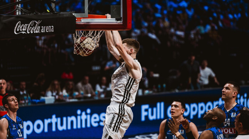 Dāvis Bertāns uzbrukumā. Foto: Dubai Basketball