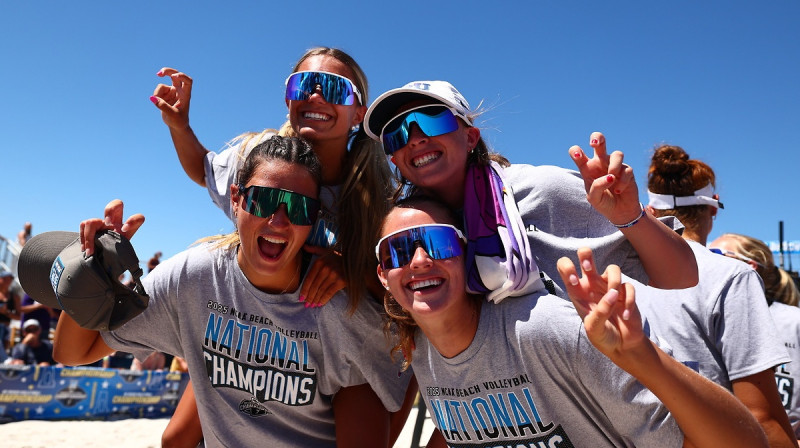 Sofija Isuskisa un Deniela Konstantinova priekšplānā. Foto: Tyler Schank / NCAA Photos