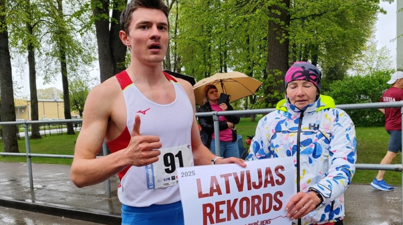 Rekordists Ņikita Bogdanovs un viena no organizatorēm Mārtīte Vilcāne. Foto: Jānis Magdaļenoks.