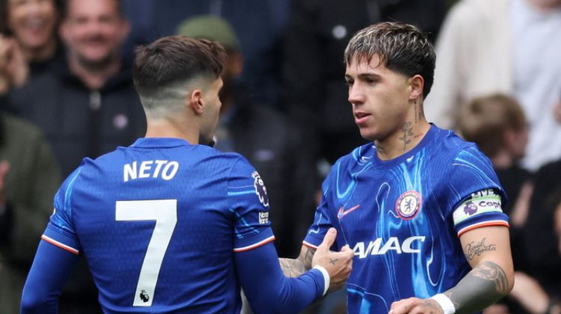 "Chelsea" uzvaras vārtu konstruktori Pedru Netu un Enso Fernandess. Foto: Reuters/Scanpix