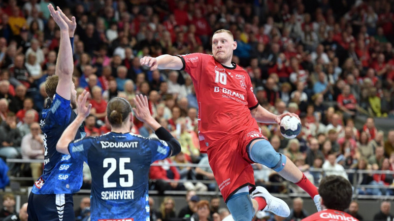 Dainis Krištopāns uzbrukumā spēlē pret Manheimas "Rhein-Neckar Löwen". Foto: Roland Sippel/Eibner-Pressefoto/Imago Images/Scanpix