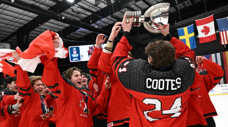 Pasaules meistarsacīkšu tfeju nosargājušie Kanādas U18 hokejisti. Foto: Micheline Veluvolu/IIHF