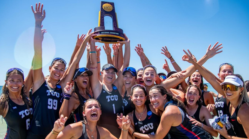TCU komanda ar trofeju. Foto: TCU Beach Volleyball