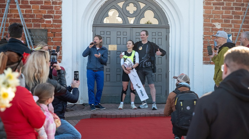 Uzvarētāji Ritvars Kalniņš un Karīna Lezdina (centrā). Foto: Ultraka.