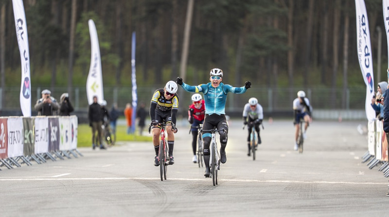 Ģ.Harkins finiša sprintā apsteidz G.Lapiņu. Foto: Māris Vancevičs/LRF.