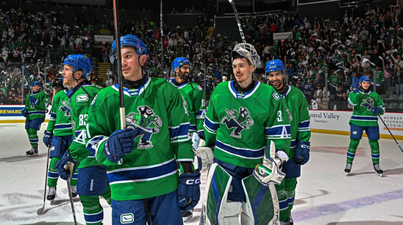 Artūrs Šilovs ar komandas biedriem pēc uzvaras. Foto: Abbotsford Canucks