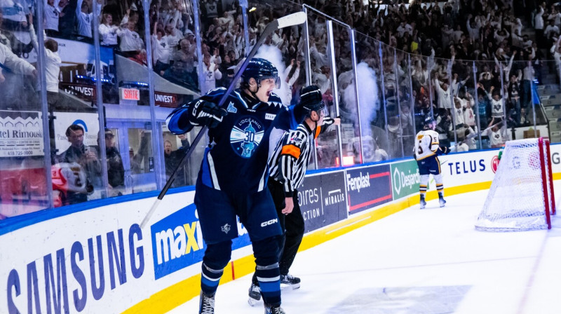 Ēriks Mateiko pēc pusfināla sērijas uzvaras vārtu guvuma. Foto: FolioPhoto/Club de hockey L'Océanic de Rimouski