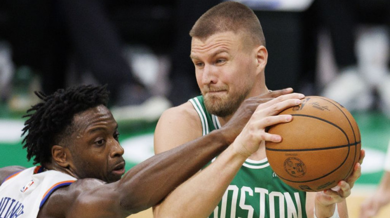Oudžī Anunobī un Kristaps Porziņģis. Foto. EPA. Scanpix