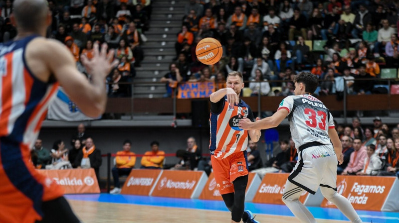 Ingus Jakovičs piespēlē. Foto: Club Basquet Coruña