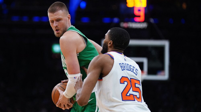 Kristaps Porziņģis pret Mikalu Bridžesu. Foto: AP/Scanpix