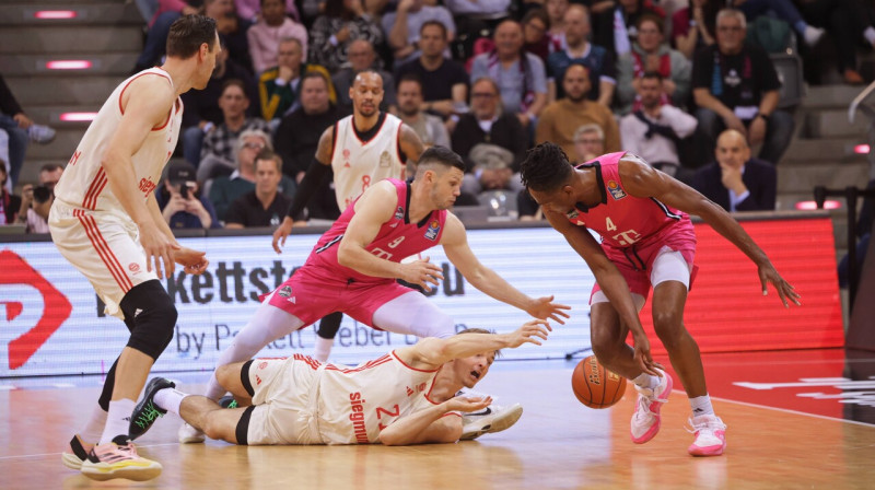 Rihards Lomažs cīņā par bumbu spēlē pret Minhenes "Bayern". Foto: Jörn Wolter/WolterFoto.de/Imago Images/Scanpix