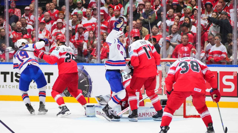 Amerikāņa Metjū Benjērsa vārtu guvuma mirklis spēlē pret Dāniju. Foto: Matt Zambonin/IIHF