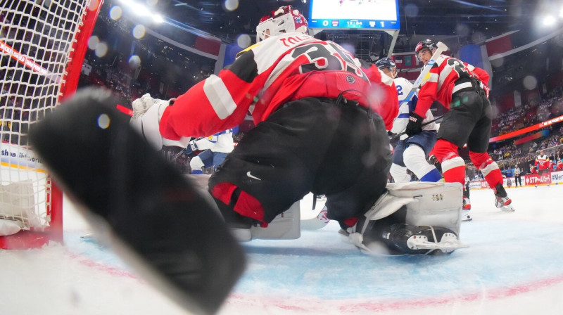 Ripa Austrijas valstsvienības somu vārtsarga Ates Tolvanena sargātajā cietoksnī. Foto: IIHF