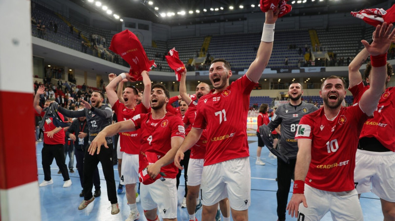 Gruzijas valstsvienības handbolisti pēc 2026. gada Eiropas meistarsacīkšu finālturnīra sasniegšanas.
Foto: საქართველოს ხელბურთის ფედერაცია