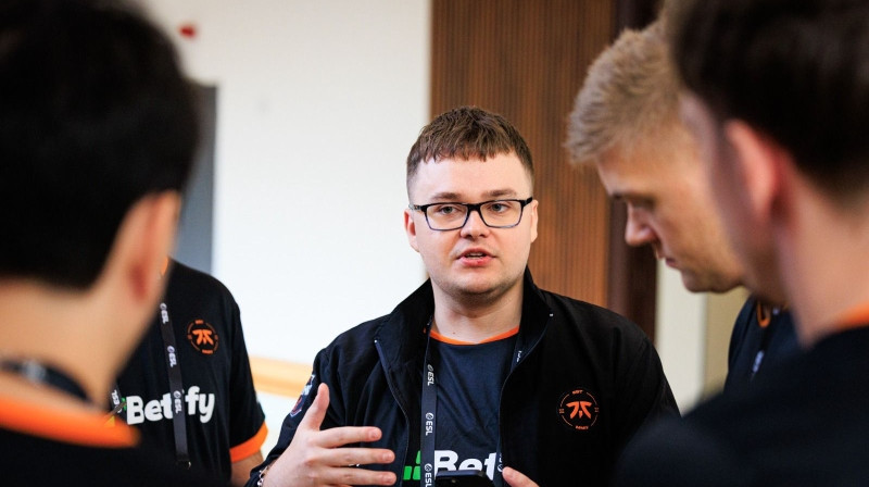 Miks Siliņš ar "fnatic" komandu. Foto: ESL