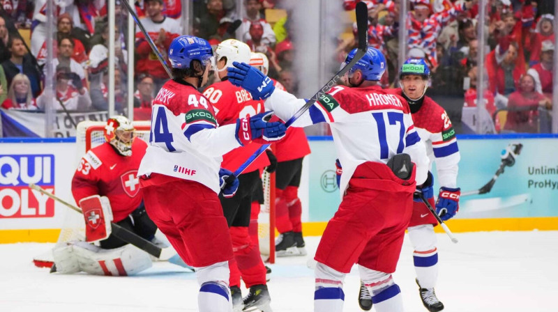 Čehijas valstsvienības hokejisti pēc vārtu guvuma cīņā pret Šveici. Foto: Matt Zambonin/IIHF