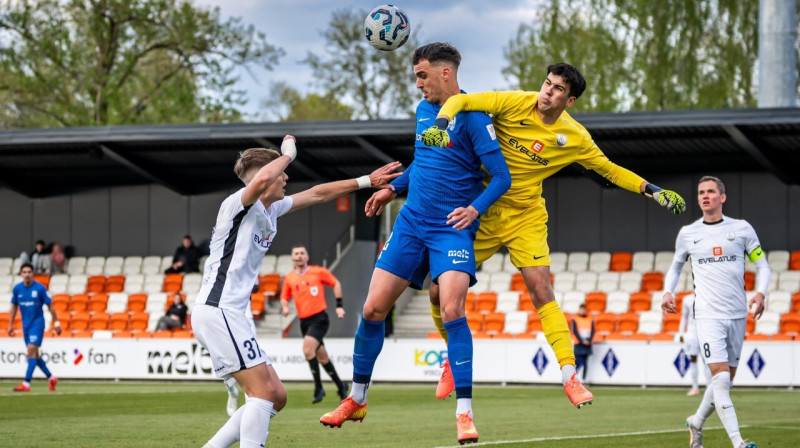 Darko Lemajičs cīņā pret Virslīgas debitantu – "Daugavpils" vārtsargu Juriju Saveļjevu. Foto: FC RFS
