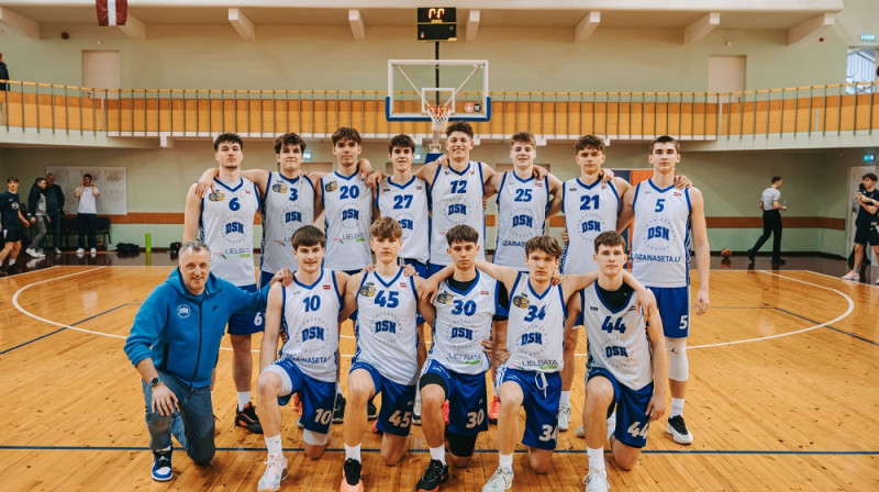 Mārtiņš Fomins un DSN U19 puiši 2025. gada 9. maijā. Foto: Agris Šarkovskis