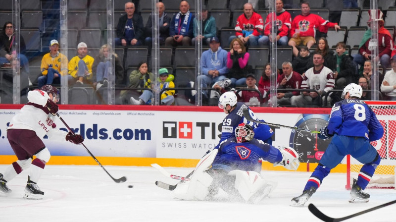 Mirklis pirms Mārtiņa Dzierkala vārtu guvuma. Foto: André Ringuette/IIHF