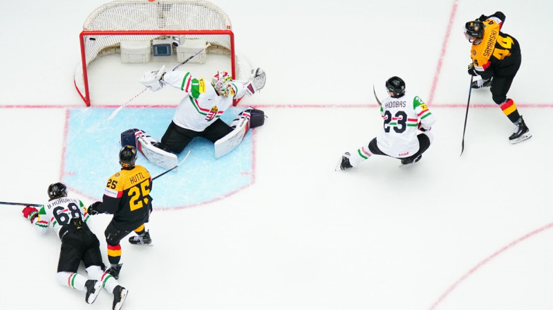 Vācieša Jozua Zamanska pirmā vārtu guvuma lielajās pasaules meistarsacīkstēs mirklis. Foto: IIHF