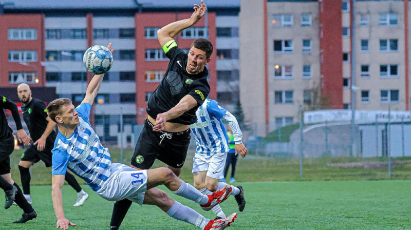 "Spēks" spēlētājs Kārlis Lācis cīņā par bumbu ar Rihardu Vītolu. Foto: Jānis Līgats