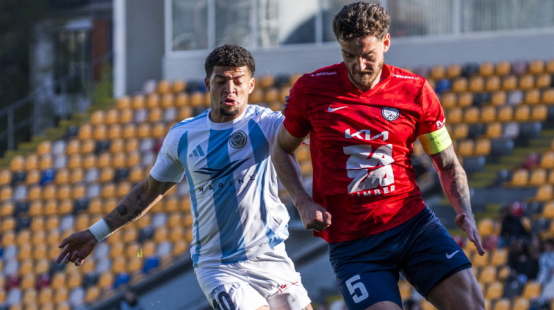 Režinaldu Ramiriss guva divus vārtus cīņā ar Kristeru Aļekseičiku. Foto: Riga FC
