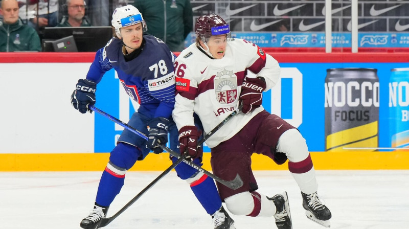 Dilans Fabrs cīņā pret Martinu Laviņu. Foto: André Ringuette/IIHF