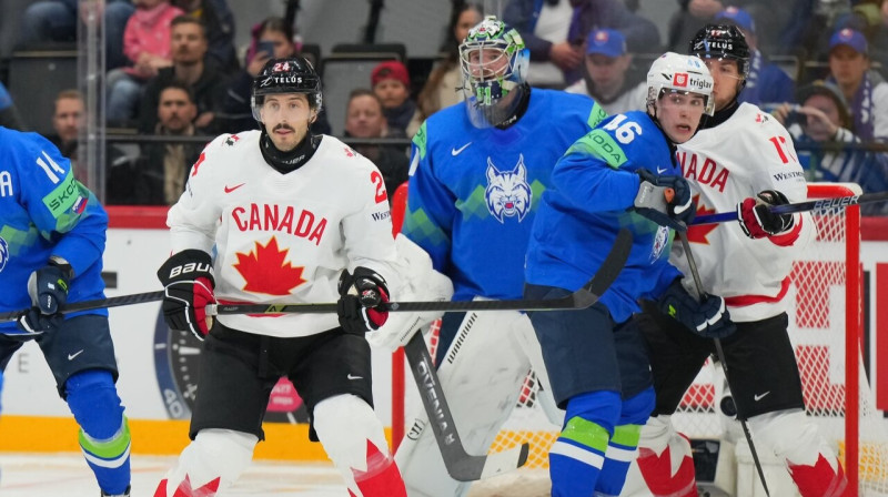 Slovēnijas valstsvienības čehu vārtsargs Lukāšs Horāks spēlē pret Kanādu. Foto: André Ringuette/IIHF