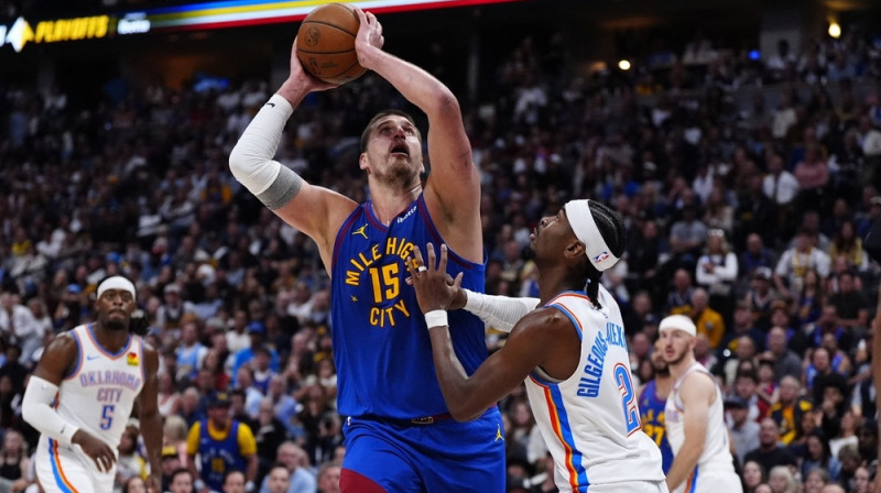 MVP kandidātu duelis - Nikola Jokičs pret Šeju Gildžesu-Aleksandru. Foto: Reuters/Scanpix
