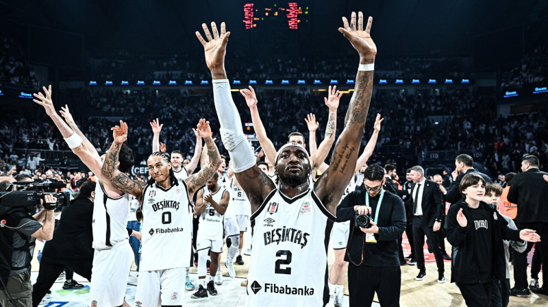 Stambulas "Beşiktaş" basketbolisti, tostarp Kails Olmens (Nr. 0) pēc uzvaras pār Stambulas "Fenerbahçe". Foto: Beşiktaş Fibabanka