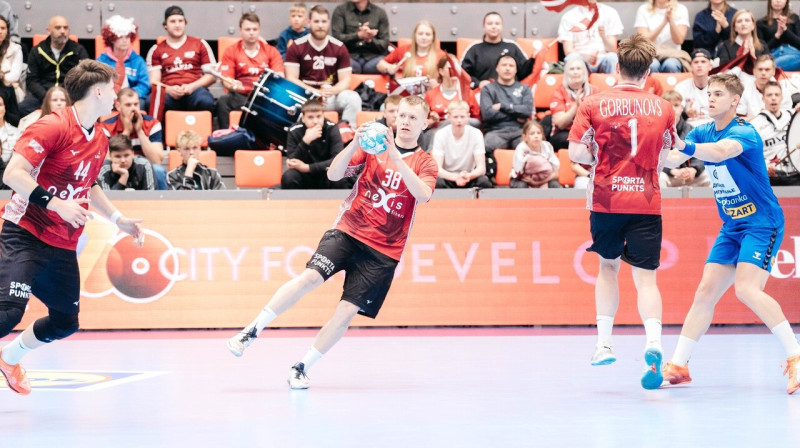 Elgars Kušners ar bumbu. Foto: Latvijas Handbola federācija