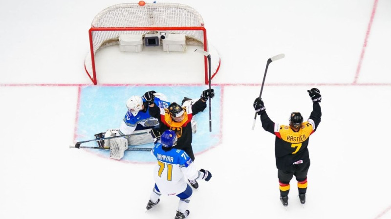 Vācijas hokejisti pēc vārtu guvuma Foto: IIHF