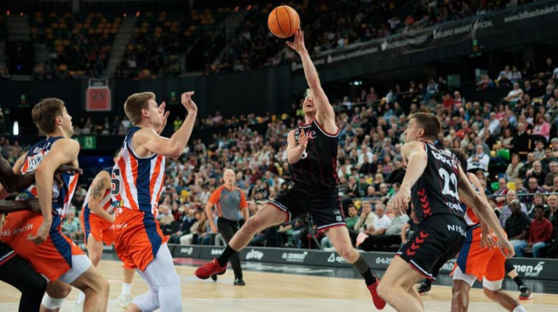 Kārlis Šiliņš aizsardzībā Bilbao. Foto: Bilbao Basket