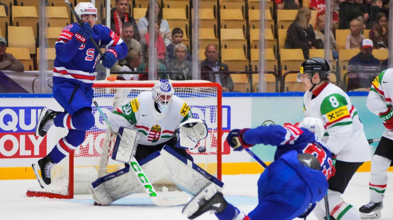 Mirklis no ASV un Ungārijas izlašu spēles Herningā. Foto: Matt Zambonin/IIHF