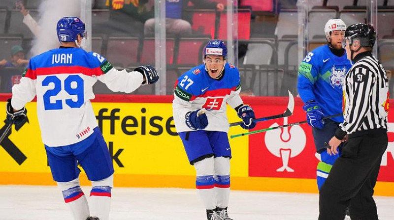 Sebastiāns Čederle (vidū). Foto: IIHF