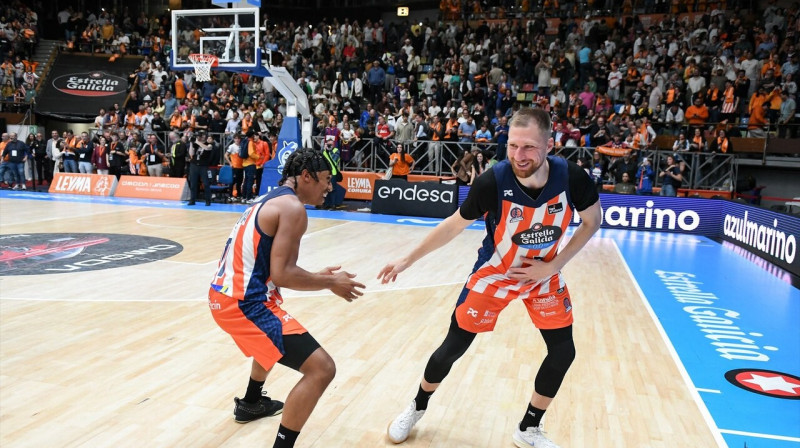 Ingus Jakovičs ar komandas biedru pēc uzvaras pār "Barcelona". Foto: Club Basquet Coruña