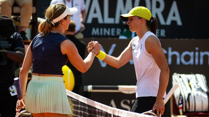 Daniela Kolinsa un Iga Švjonteka. Foto: Jimmie48 / WTA