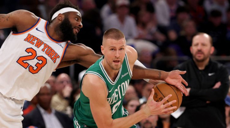 Kristaps Porziņģis pret Mičelu Robinsonu. Foto: AFP/Scanpix
